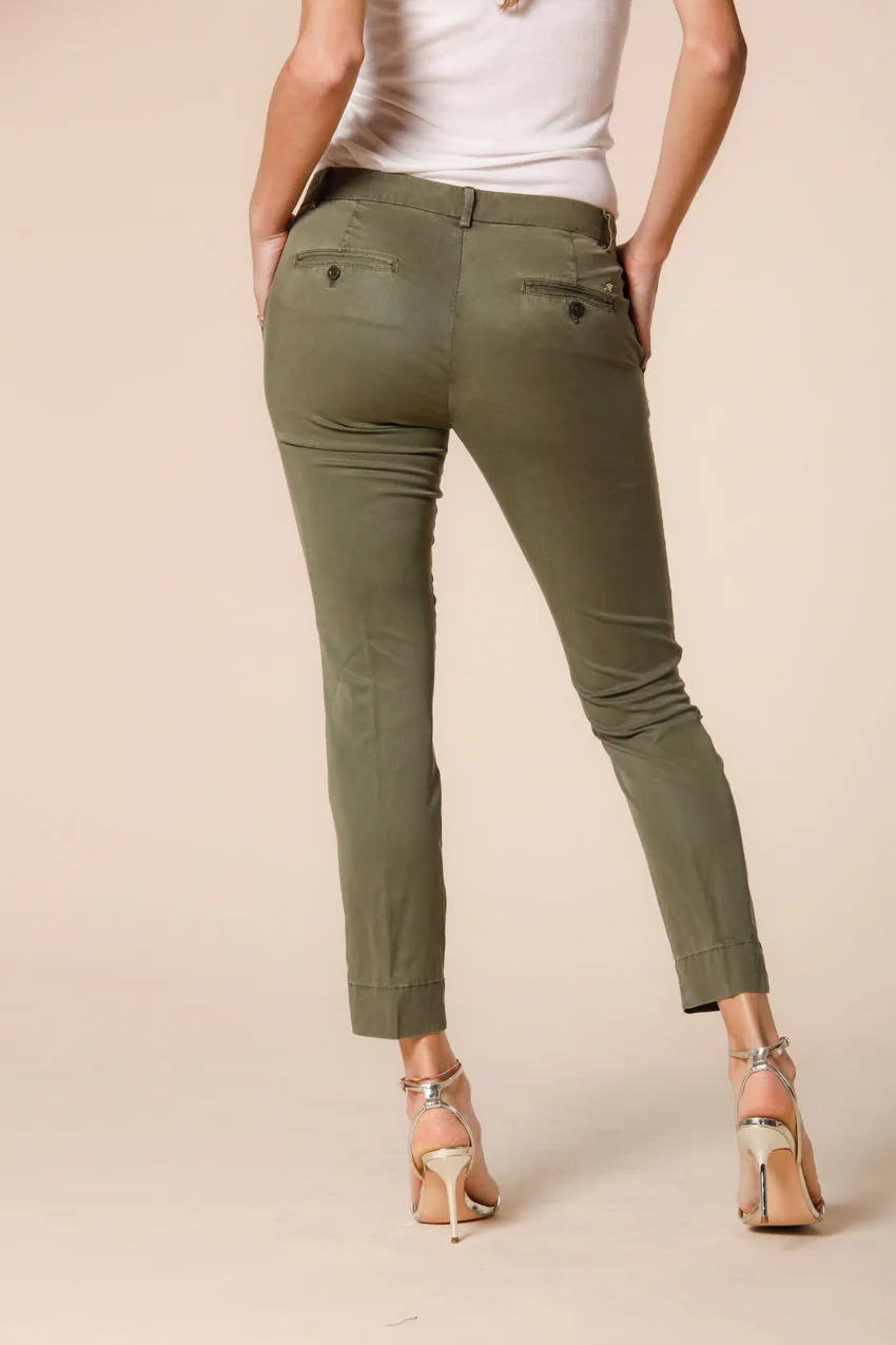 Jaqueline Curvie pantalone chino capri donna in tencel stretch curvy ①