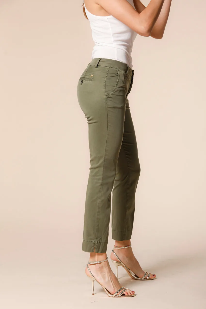 Jaqueline Curvie pantalone chino capri donna in tencel stretch curvy ①