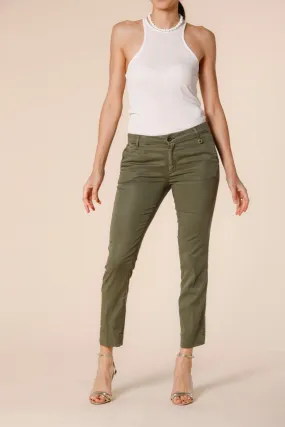 Jaqueline Curvie pantalone chino capri donna in tencel stretch curvy ①