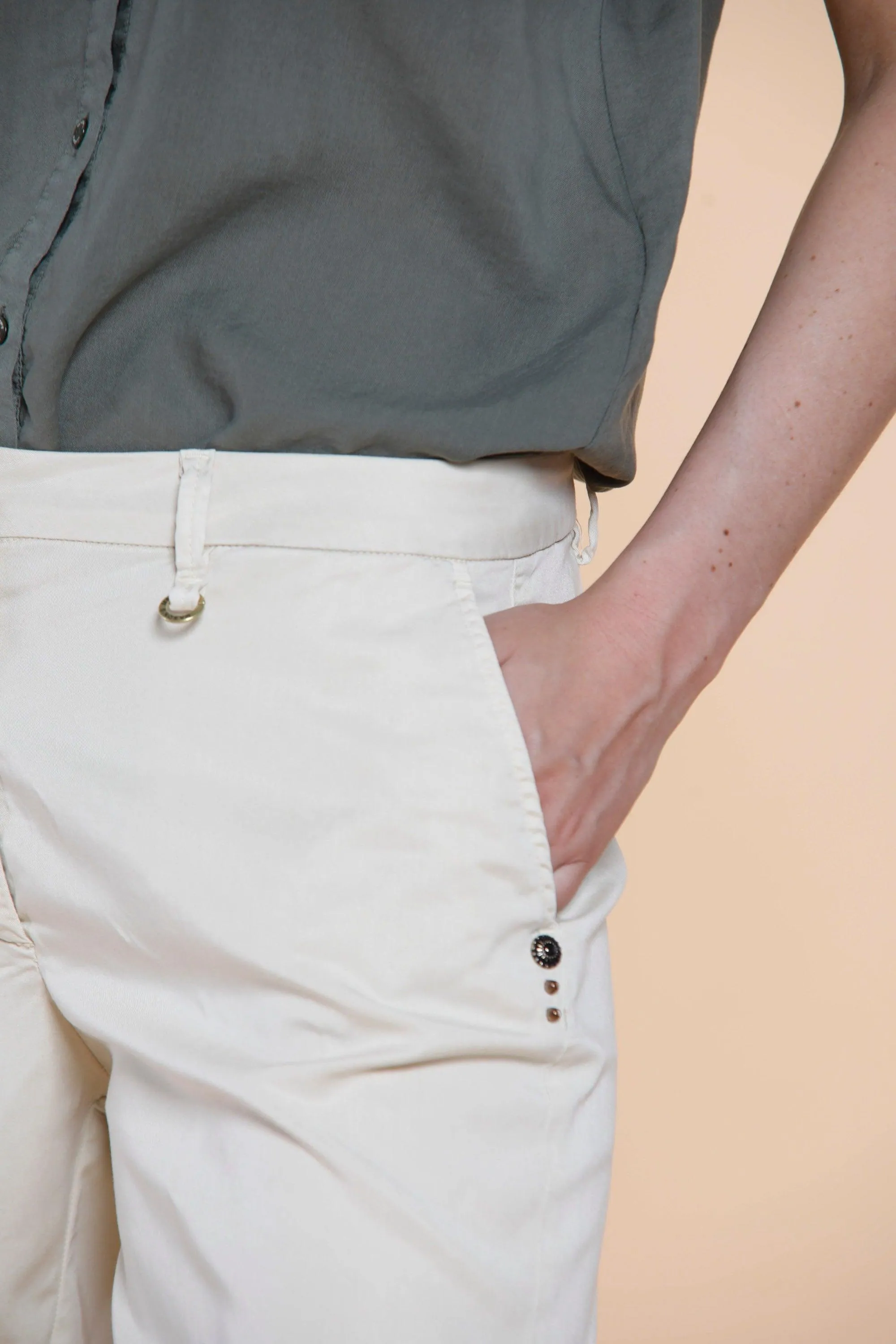Jaqueline Curvy bermuda chino donna in tencel con borchie curvy①