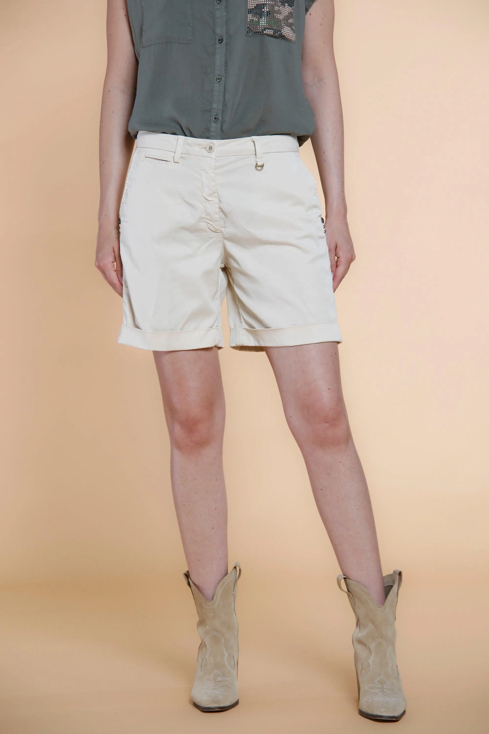 Jaqueline Curvy bermuda chino donna in tencel con borchie curvy①