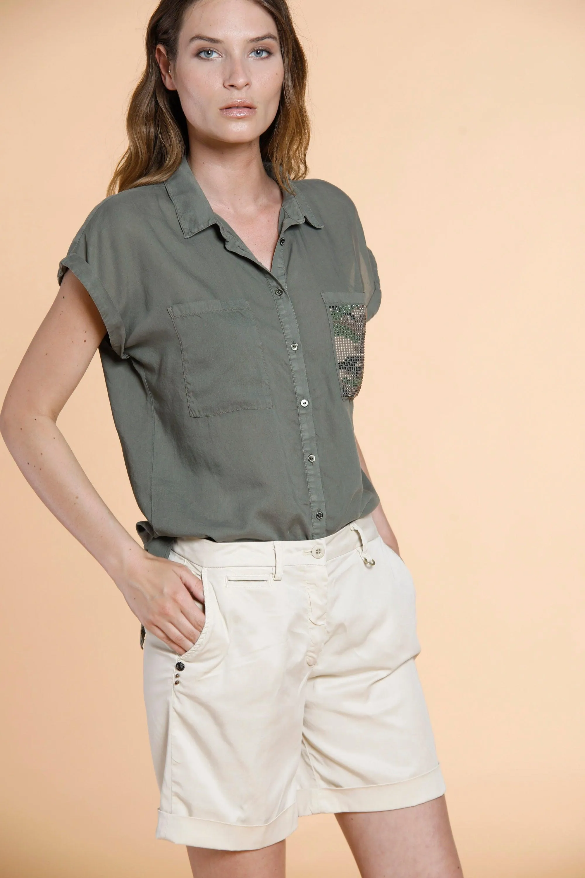 Jaqueline Curvy bermuda chino donna in tencel con borchie curvy①